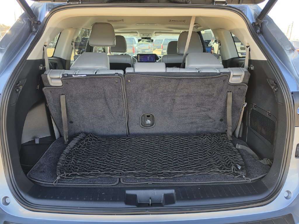 Used 2023 Toyota Highlander XLE FWD image 31