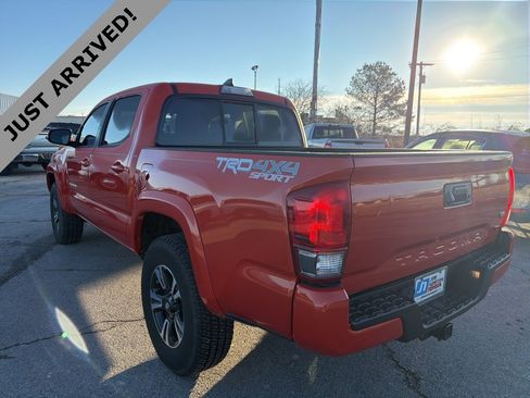 Used 2016 Toyota Tacoma TRD Sport image 7