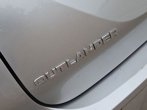 Used 2025 Mitsubishi Outlander SE FWD image 11