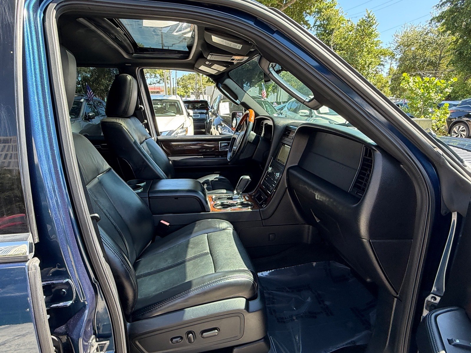 Used 2017 Lincoln Navigator L Select RWD image 19