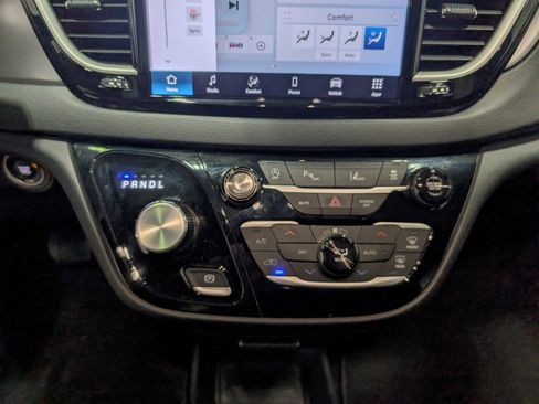 Used 2025 Chrysler Pacifica Select image 22