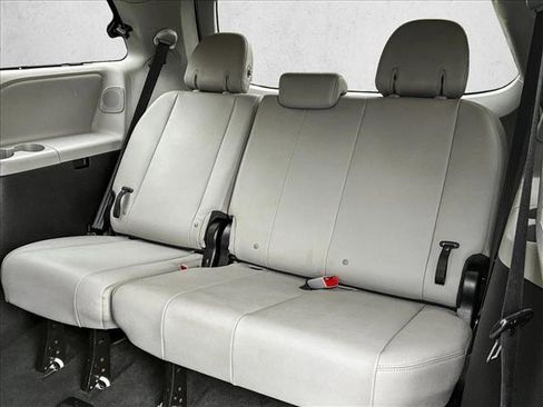 Used 2016 Toyota Sienna Limited Premium image 29