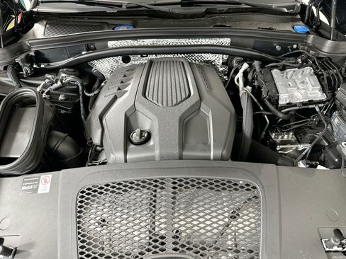 Certified 2025 Porsche Macan image 38