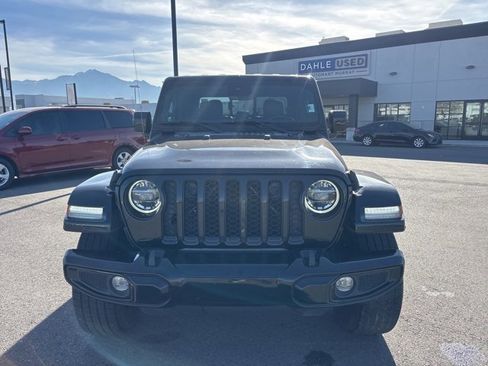 Used 2022 Jeep Gladiator Overland image 2