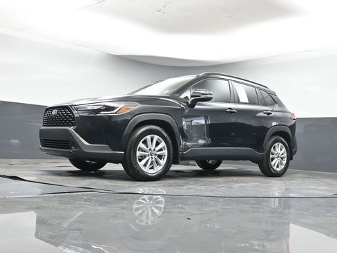 Used 2025 Toyota Corolla Cross LE image 31