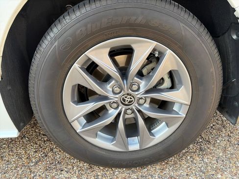 Used 2024 Toyota Sienna XLE FWD image 9
