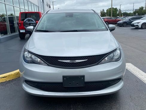 Used 2023 Chrysler Voyager LX FWD image 3