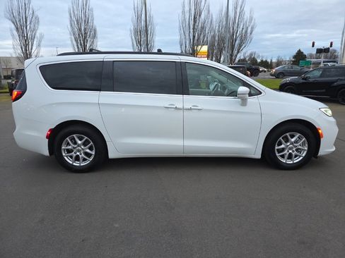 Used 2022 Chrysler Pacifica Touring-L image 6