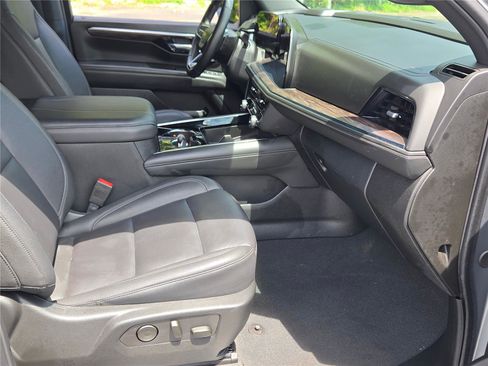 Used 2025 Chevrolet Suburban LT AWD/4WD image 4