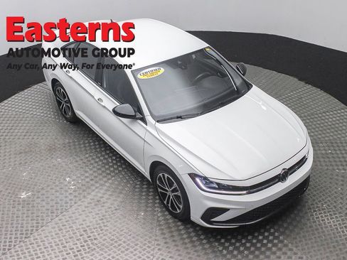 Used 2025 Volkswagen Jetta Sport FWD image 3