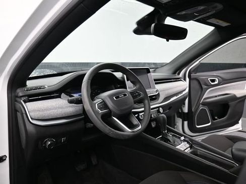 Used 2025 Jeep Compass Sport image 14