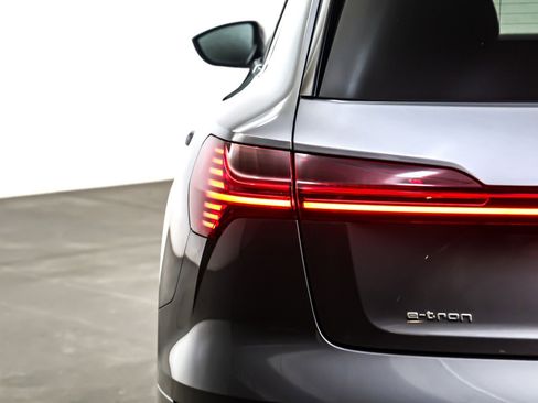 Used 2022 Audi e-tron Premium Plus w/ Premium Plus Package image 16