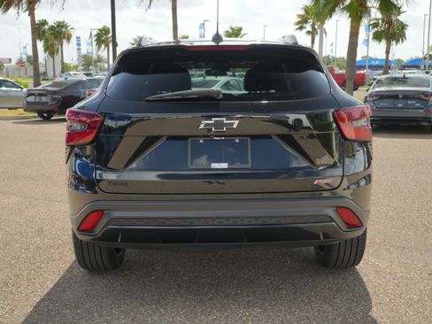 Used 2024 Chevrolet Trax RS w/ Sunroof Package FWD image 11