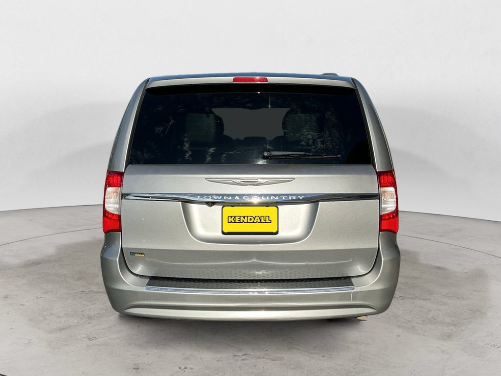 Used 2016 Chrysler Town & Country Touring FWD image 6