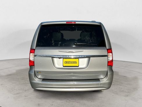 Used 2016 Chrysler Town & Country Touring FWD image 6