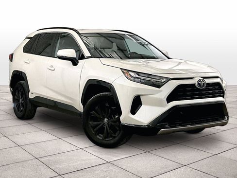 Used 2022 Toyota RAV4 SE w/ Convenience Package image 2