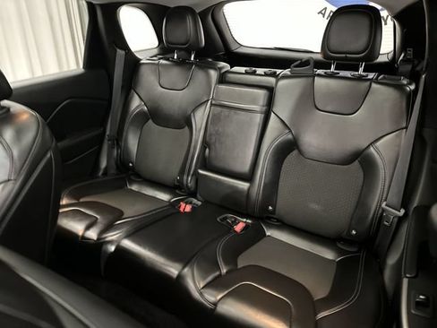 Used 2019 Jeep Cherokee Latitude Plus w/ Comfort/Convenience Group AWD/4WD image 28