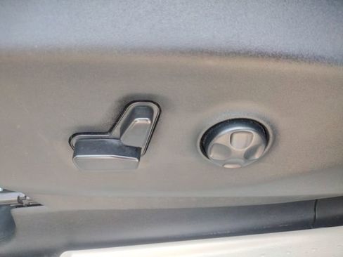 Used 2024 Chrysler Pacifica Touring-L image 32