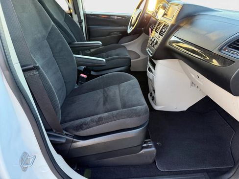 Used 2018 Dodge Grand Caravan SE w/ UConnect Hands-Free Group image 11