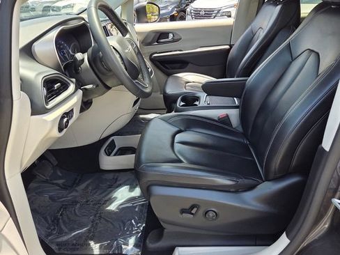 Used 2023 Chrysler Pacifica Touring-L FWD image 9