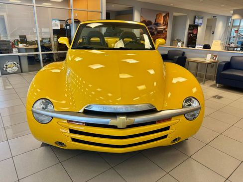 Used 2004 Chevrolet SSR w/ Preferred Equipment Group image 5