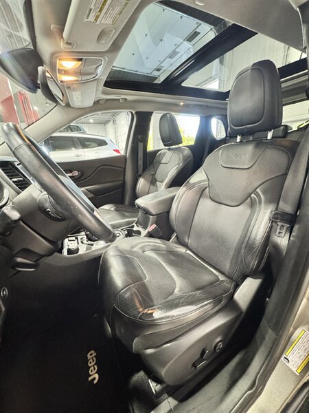 Used 2019 Jeep Cherokee Limited AWD/4WD image 6