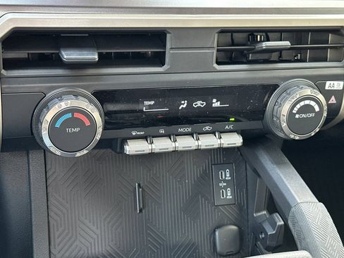 Certified 2025 Toyota Tacoma SR5 AWD/4WD image 16