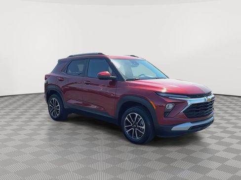 Used 2025 Chevrolet TrailBlazer LT AWD/4WD image 2