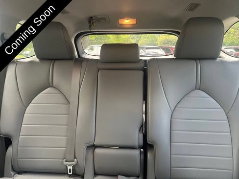 Used 2021 Toyota Highlander XLE AWD/4WD image 14