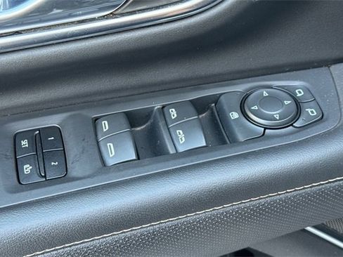 Used 2023 GMC Yukon SLT image 12