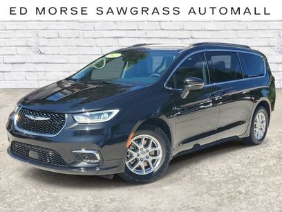Used 2022 Chrysler Pacifica Touring-L w/ Uconnect Theater Family Group