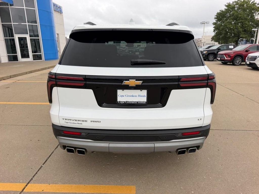 Used 2024 Chevrolet Traverse LT w/ Trailering Package AWD/4WD image 3