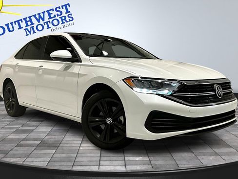 Used 2023 Volkswagen Jetta SE image 3