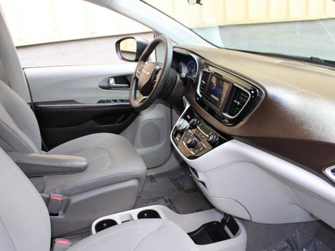 Used 2020 Chrysler Voyager LX image 17