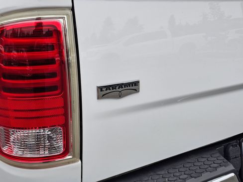 Used 2018 RAM 1500 Laramie AWD/4WD image 10
