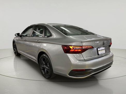 Used 2024 Volkswagen Jetta SE w/ Panoramic Sunroof Package FWD image 5