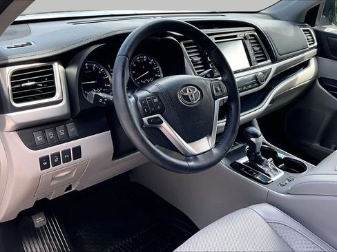 Used 2017 Toyota Highlander Limited Platinum w/ Carpet Mat Package AWD/4WD image 16