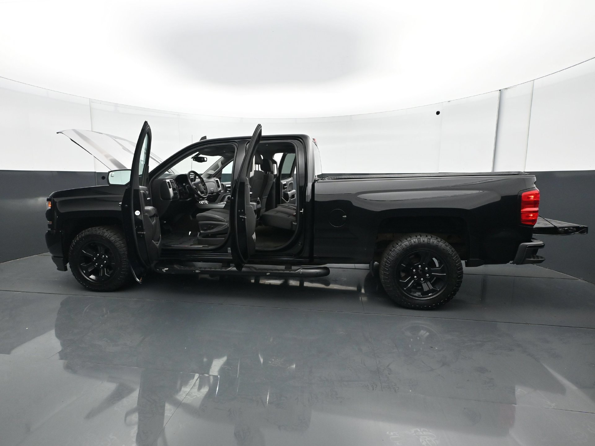 Used 2018 Chevrolet Silverado 1500 LT w/ Midnight Edition AWD/4WD image 31