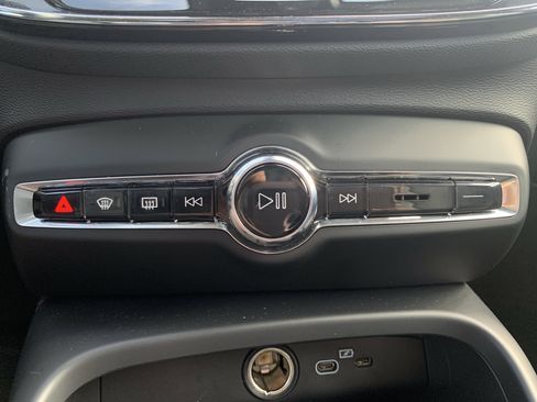 Used 2025 Volvo XC40 B5 Plus image 29