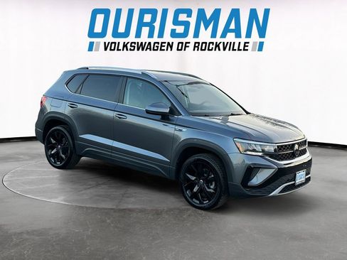 Used 2024 Volkswagen Taos SE w/ Panoramic Sunroof Package image 1