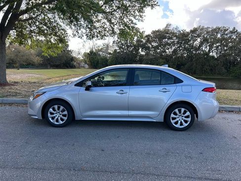 Used 2026 Toyota Corolla SE FWD image 2