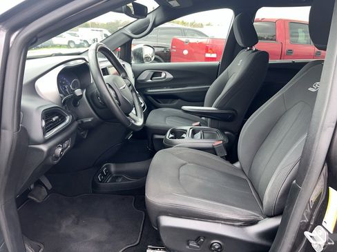 Used 2019 Chrysler Pacifica Touring Plus w/ S Appearance Package image 12