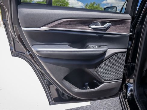 Used 2023 Jeep Grand Cherokee Limited image 25