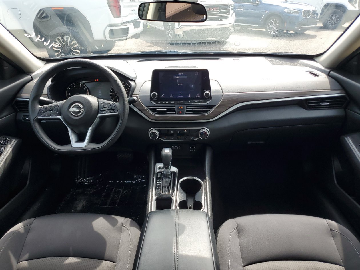 Used 2024 Nissan Altima 2.5 SV FWD image 12