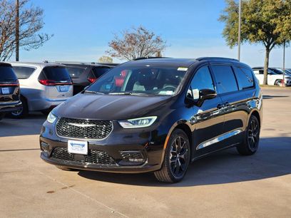 New 2026 Chrysler Pacifica Limited w/ S Appearance Package