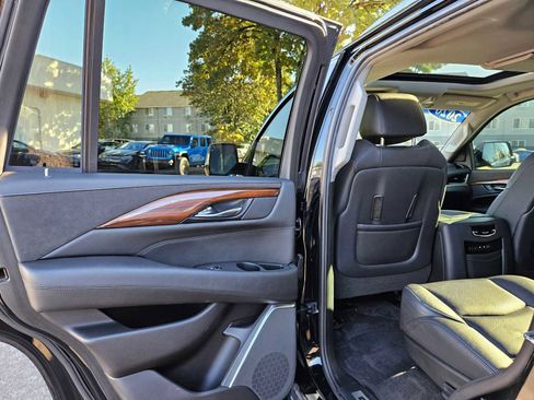 Used 2020 Cadillac Escalade Premium Luxury image 19