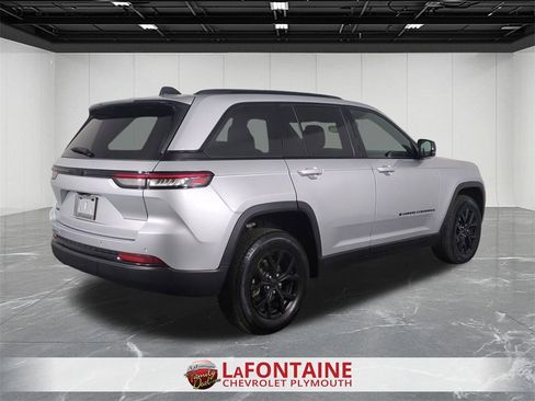 Used 2024 Jeep Grand Cherokee Altitude image 8