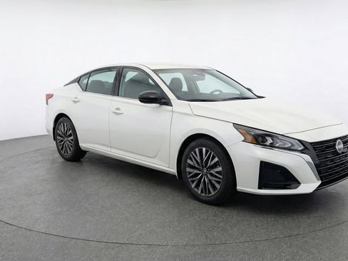 Used 2025 Nissan Altima 2.5 SV FWD image 1