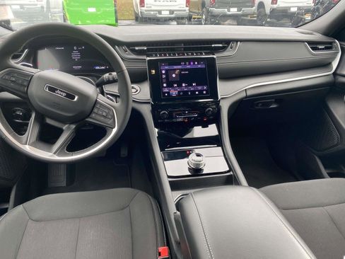 Certified 2024 Jeep Grand Cherokee Laredo X image 17