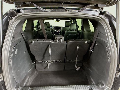 Used 2025 Chrysler Pacifica Select image 25
